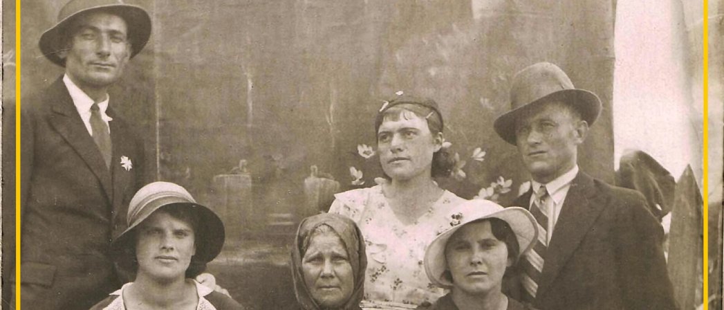 Plakat będacy starym, przedwojennym zdjęciem rodzinnym z napisem „Historia opowiedziana. Polacy z Kresów Wschodnich na Ziemi Dzierżoniowskiej” 14 listopada, godz. 17:00, sala koncertowa Dzierżoniowskiego Ośrodka Kultury 