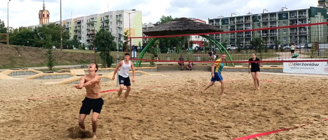 Mecz siatkówki plażowej rozgrywany na osiedlowym boisku
