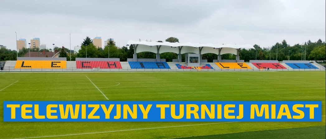 Boisko do piłki nożnej, za nim puste trybuny