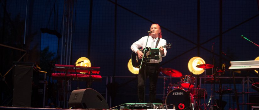 Mężczyzna na scenie śpiewa i gra na gitarze. Fot: Janusz Cedro Facebook