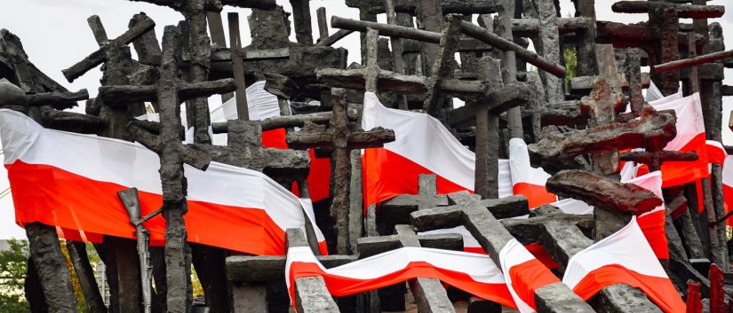 Rzeźba stworzona z kilkudziesięciu metalowych krzyży i flag Polski