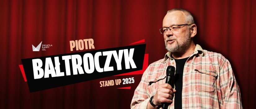 Piotr Bałtroczyk podczas występu z mikrofonem w ręce