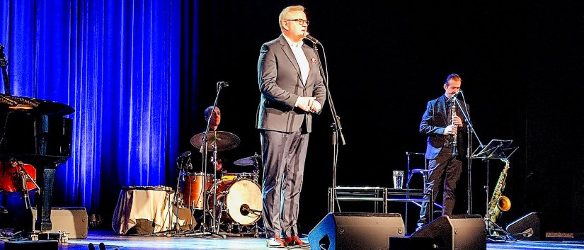 Artur Andrus na scenie podczas koncertu