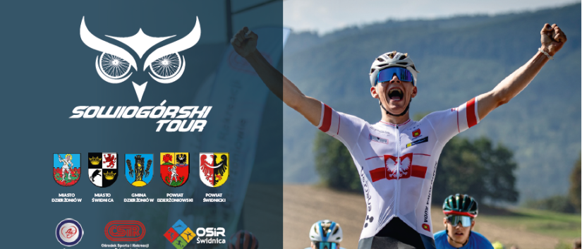 Zadowolony kolarz z rękami uniesionymi w geście zwycięstwa z boku logo sowiogórski tour i napis oraz herby i logotypy organizatorów