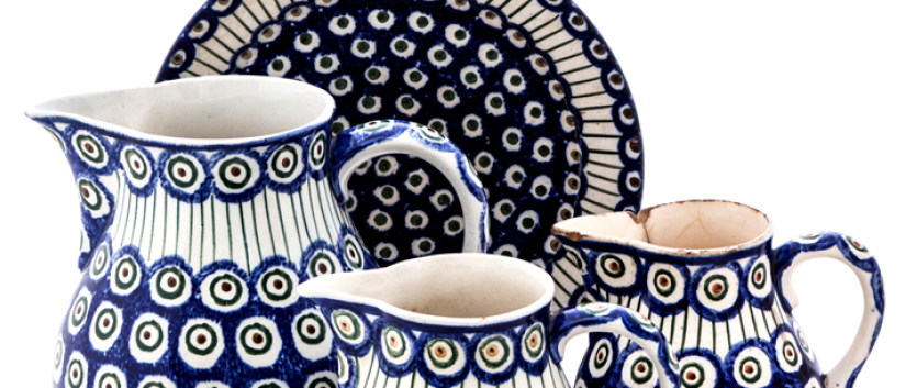 Gliniane dzbanki i tależ zdobione wzorami bolesławieckiej porcelany