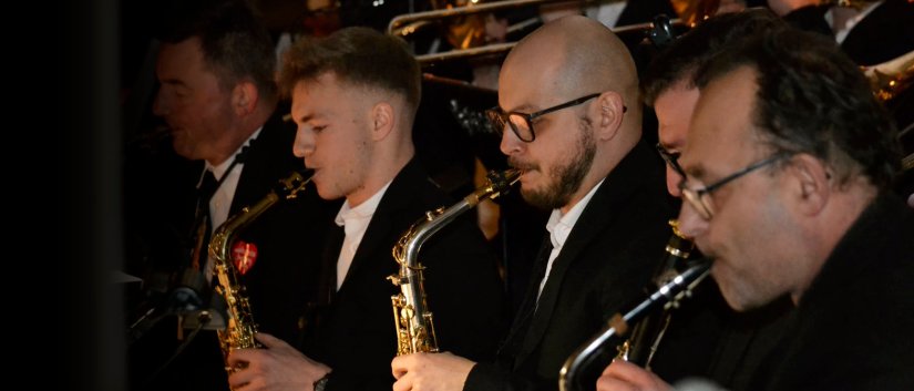 muzycy grający na instrumentach dętych
