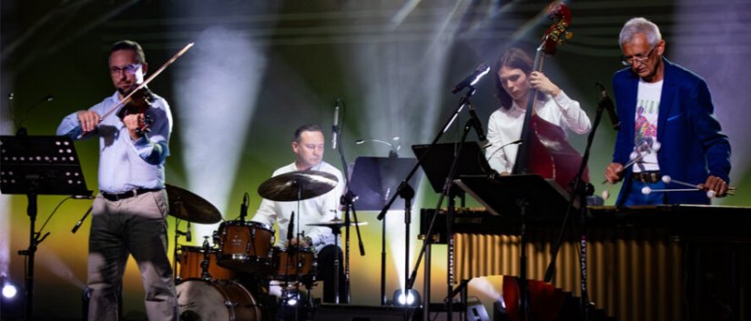 Kwartet muzyków na scenie
