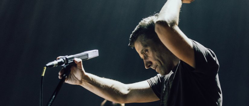 Plakat koncertu Pablopavo i Ludziki, na plakacie zdjęcie mężczyzny z mikrofonem