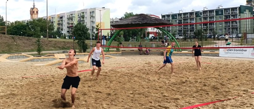 Mecz siatkówki plażowej rozgrywany na osiedlowym boisku
